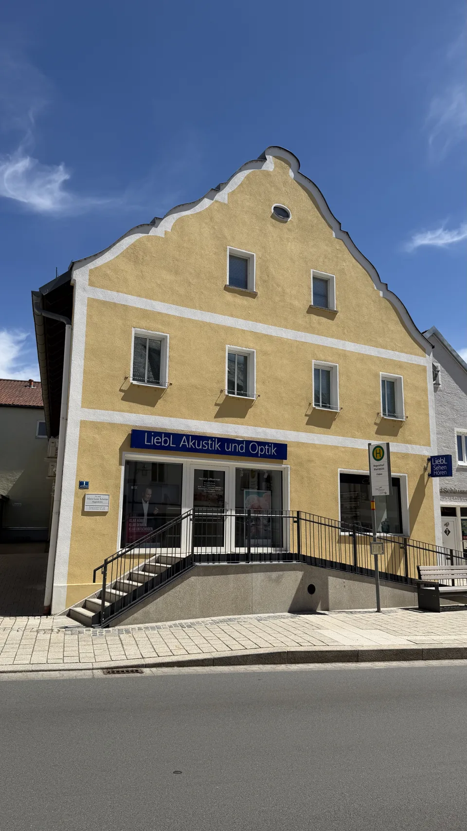 Gebäude von Optik Liebl am Marktplatz in Regenstauf