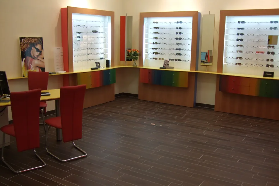 Fassungspräsentation bei Optik Schwarz nach dem Umbau 2009