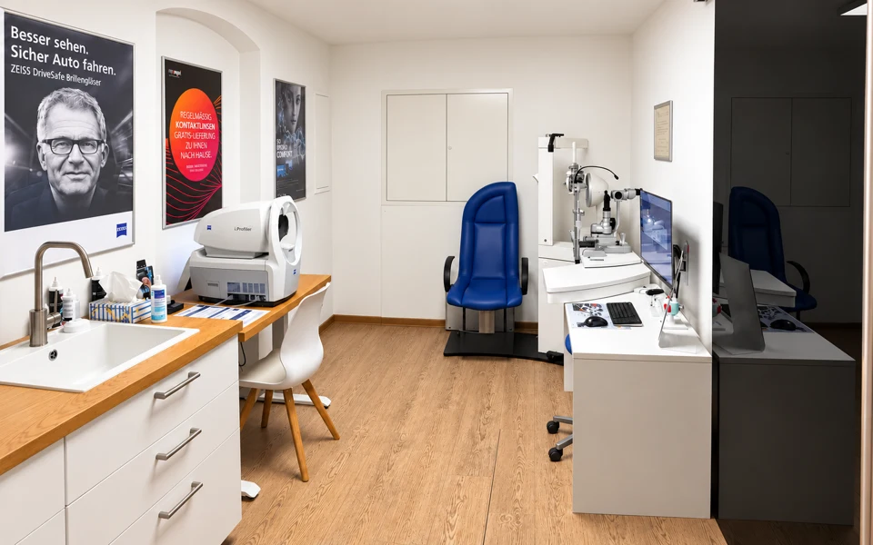 Unser Refraktionsraum in Regenstauf mit ZEISS i.Profiler Plus und Spaltlampe