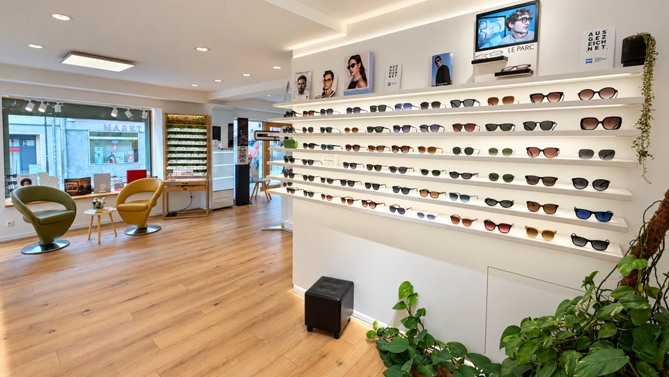 Sonnenbrillenwand und Sitzbereich bei Optik Liebl in Regenstauf