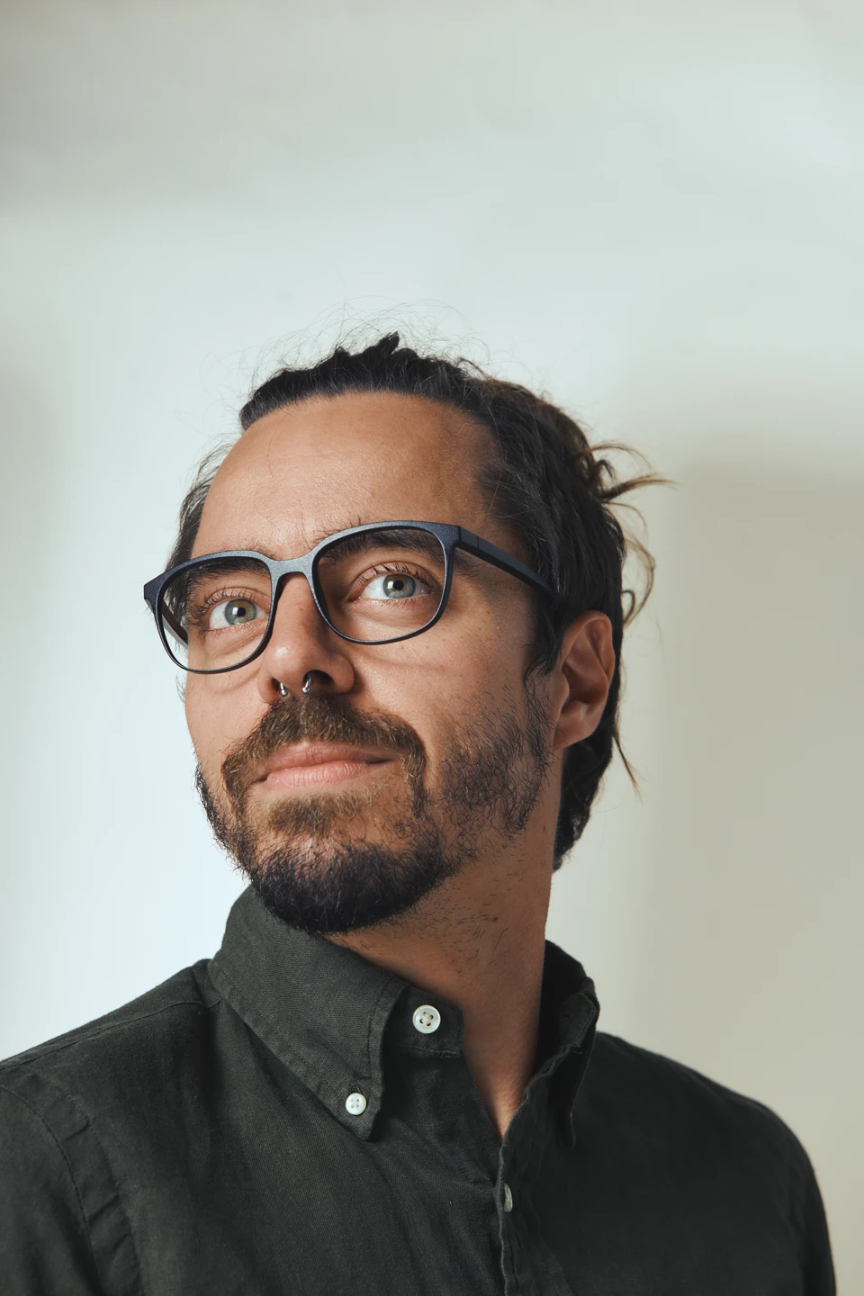 Mann trägt eine dunkle b8 Brille