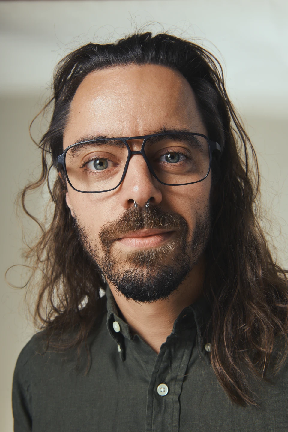 Mann mit b8 Fassung und längeren Haaren