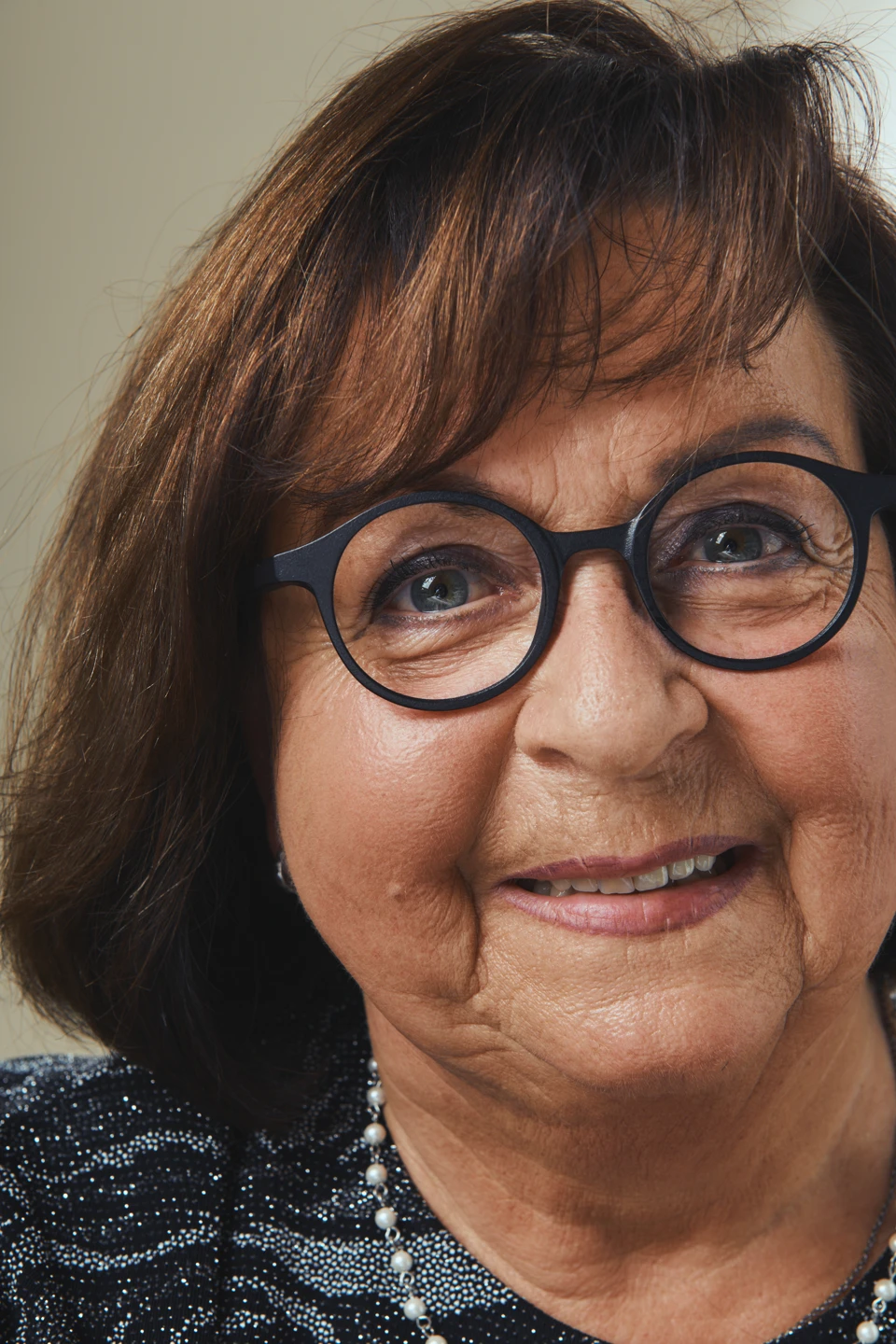 Frau mit runder b8 Brillenfassung