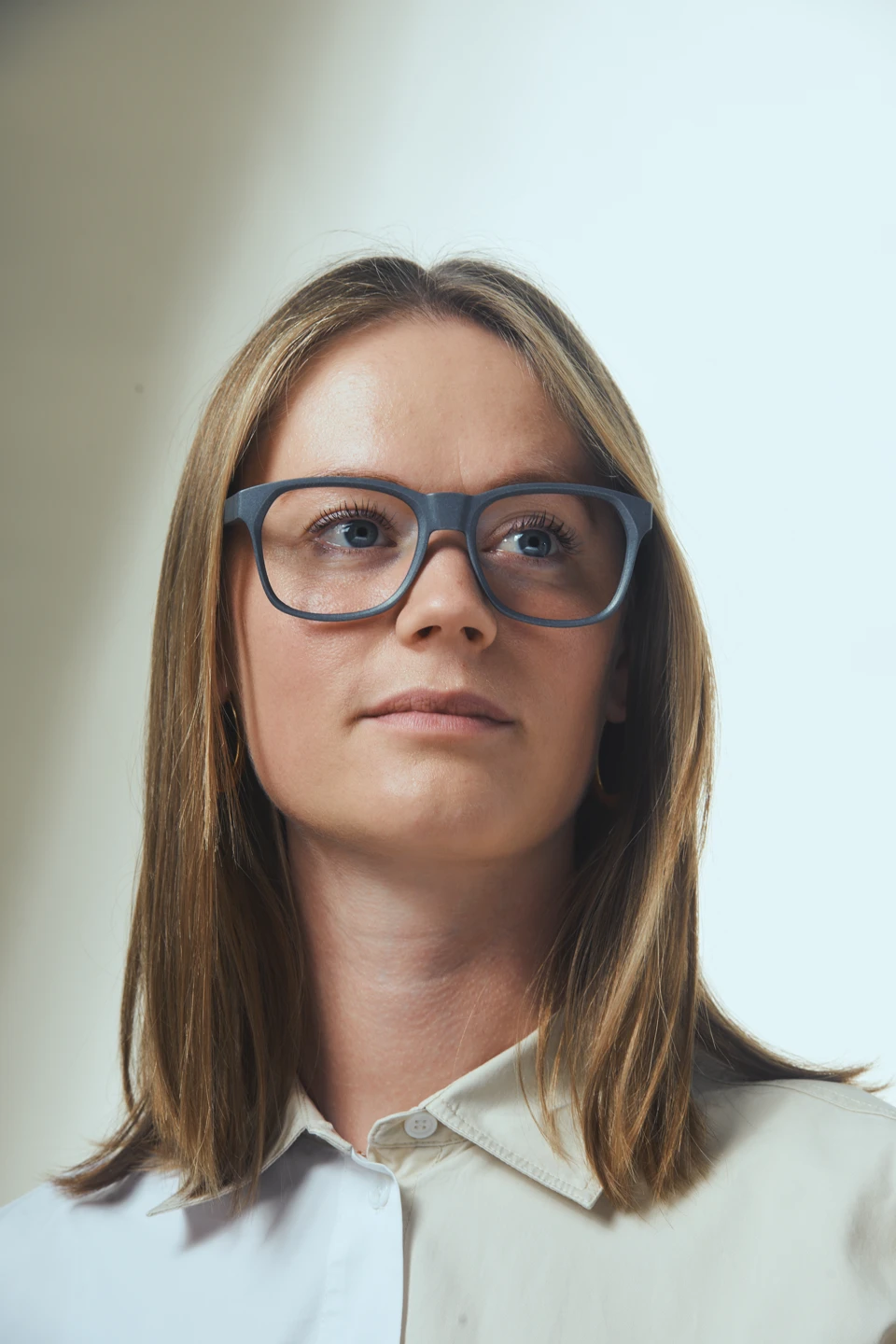Frau mit blauer b8 Brille