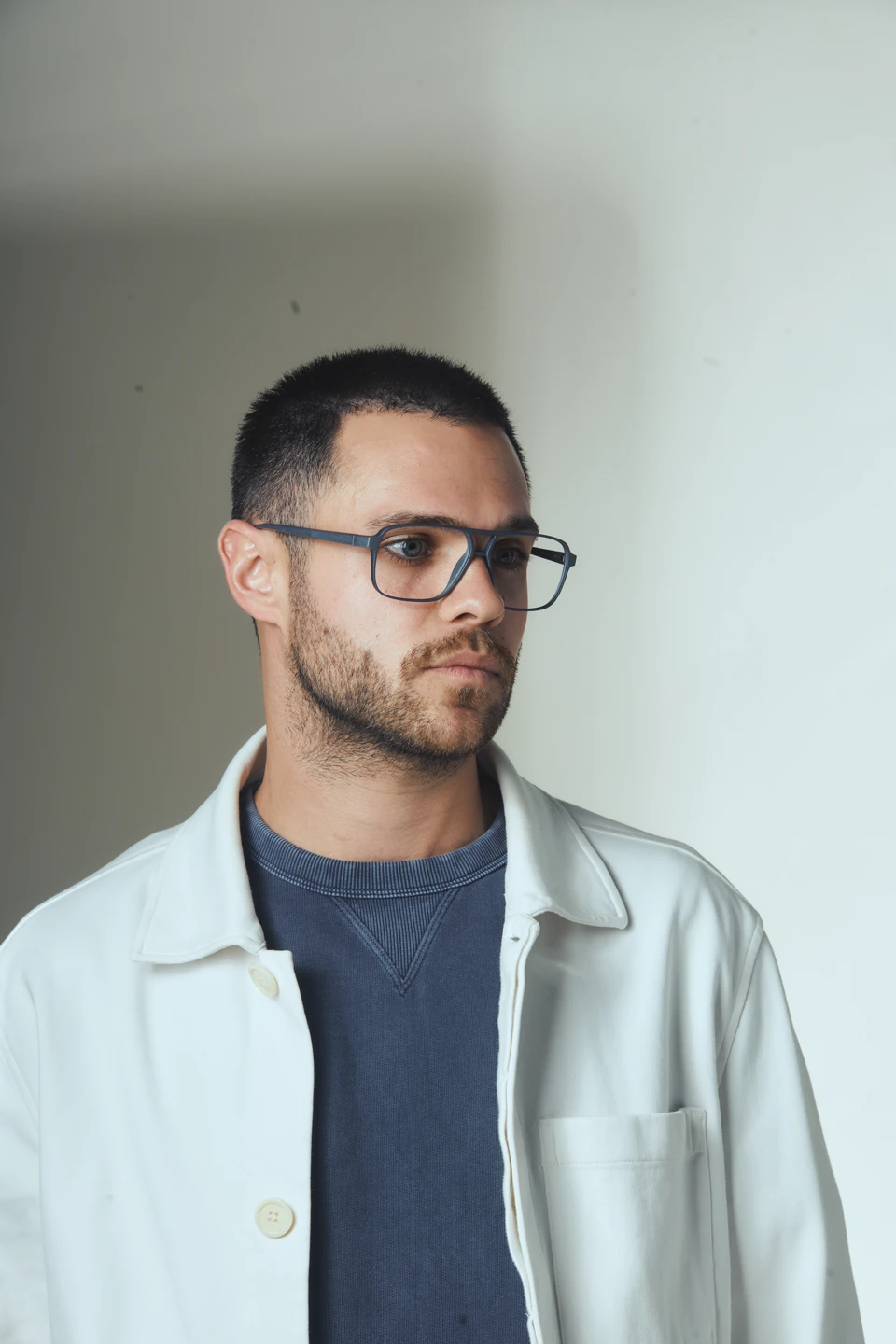 Mann mit kantiger b8 Brille