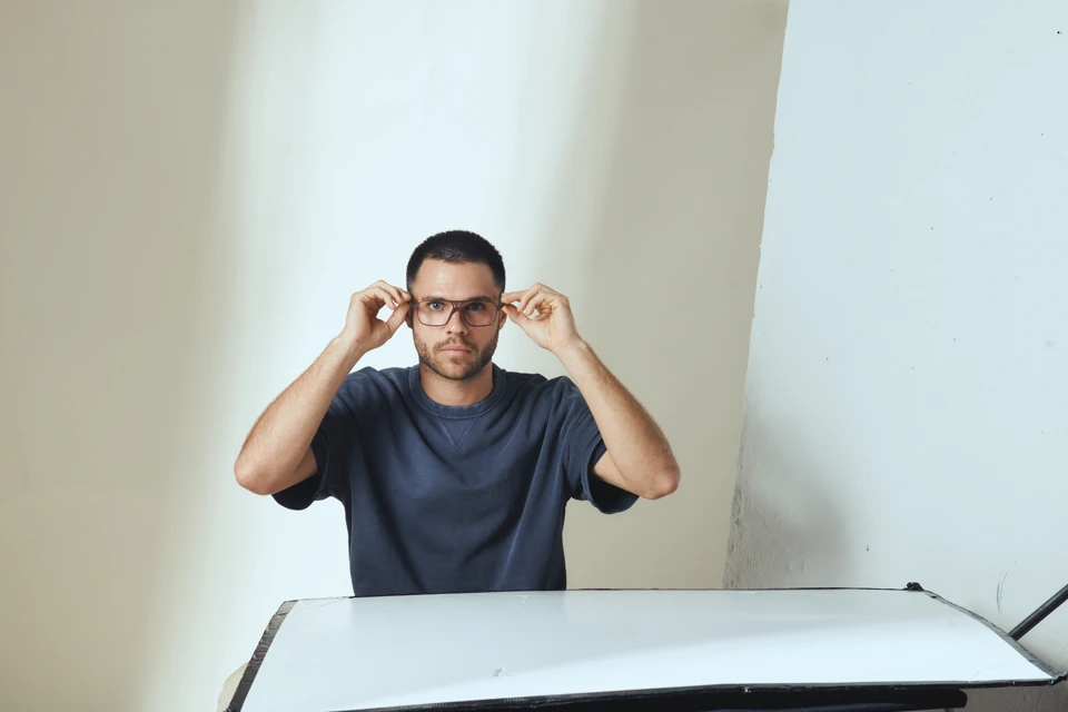 Mann bei der Anprobe einer b8 Brille vor einem Spiegel