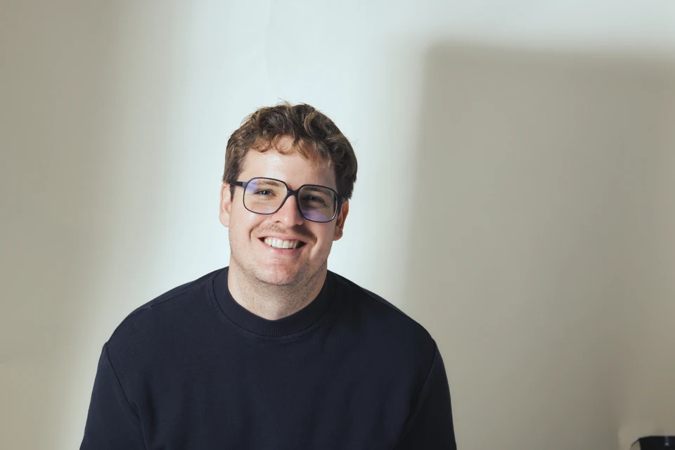 Oliver Köhler, Mitgründer von b8 eyewear, trägt eine 3D-gedruckte Brillenfassung