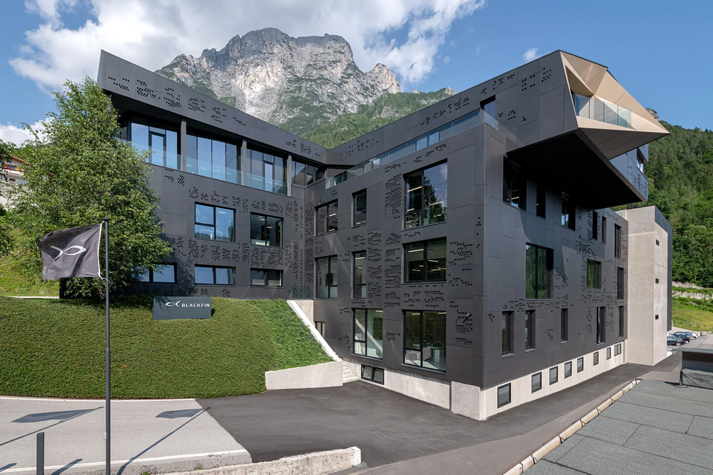 Black Shelter, das Blackfin-Fertigungsgebäude in den Dolomiten