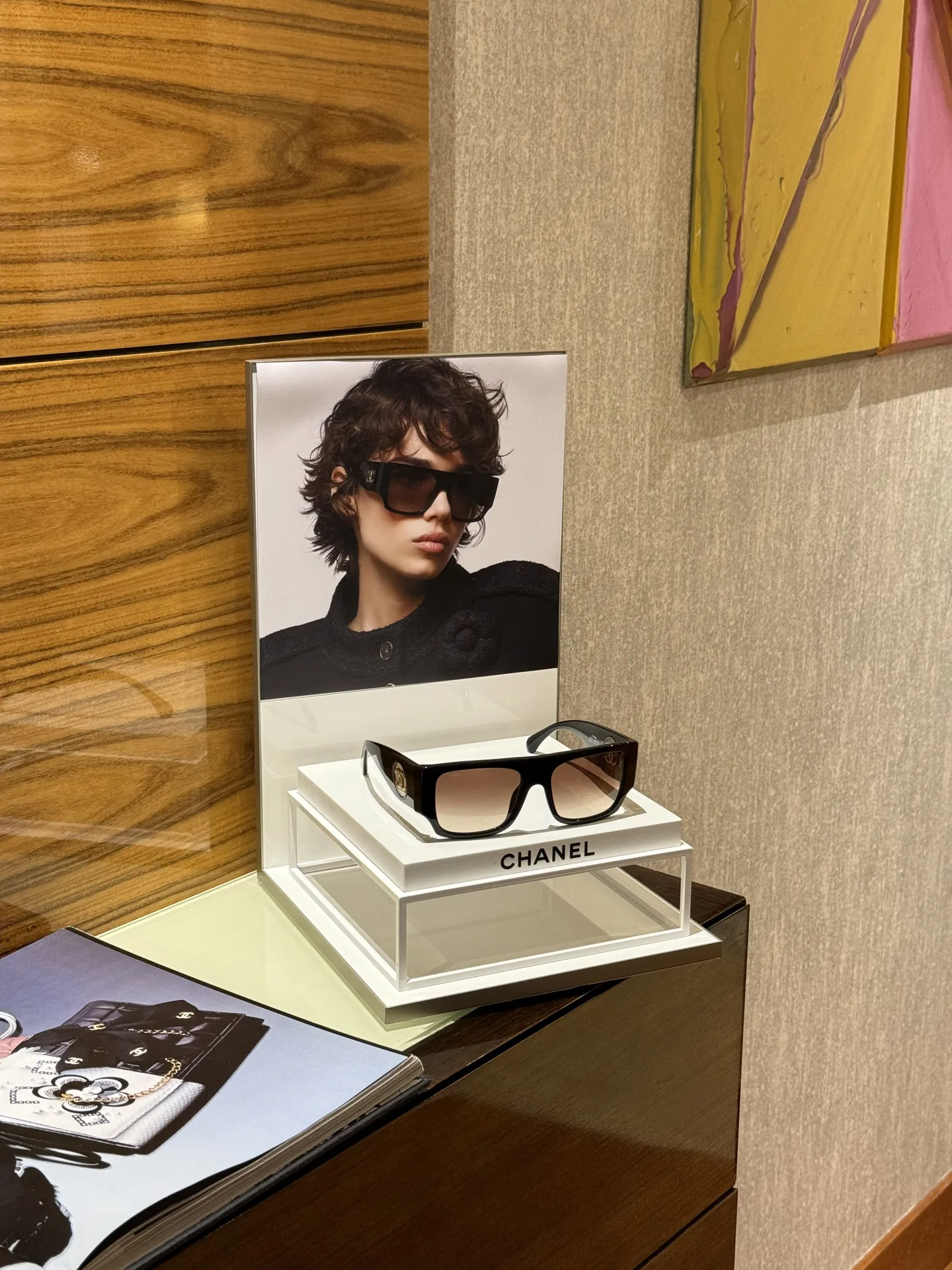 CHANEL-Sonnenbrille auf einem Präsentationsständer beim Einkaufsevent