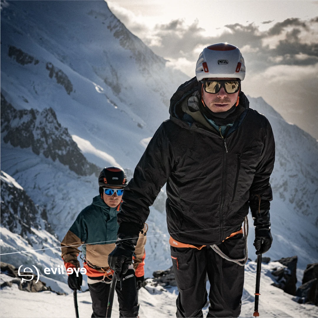Bergsportler mit Evil Eye Brillen auf einer verschneiten Tour