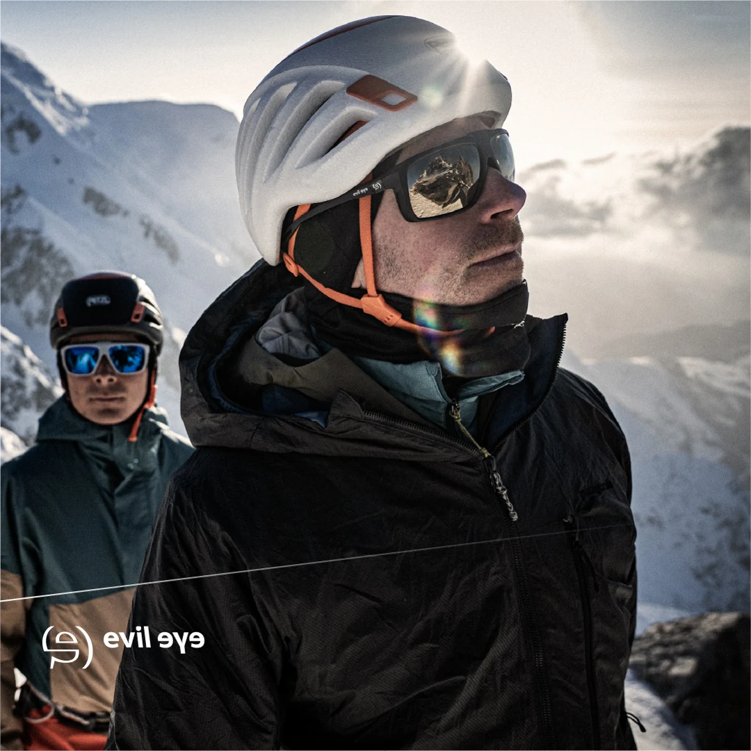 Evil Eye Sportbrille und Helm beim Wintersport in den Bergen