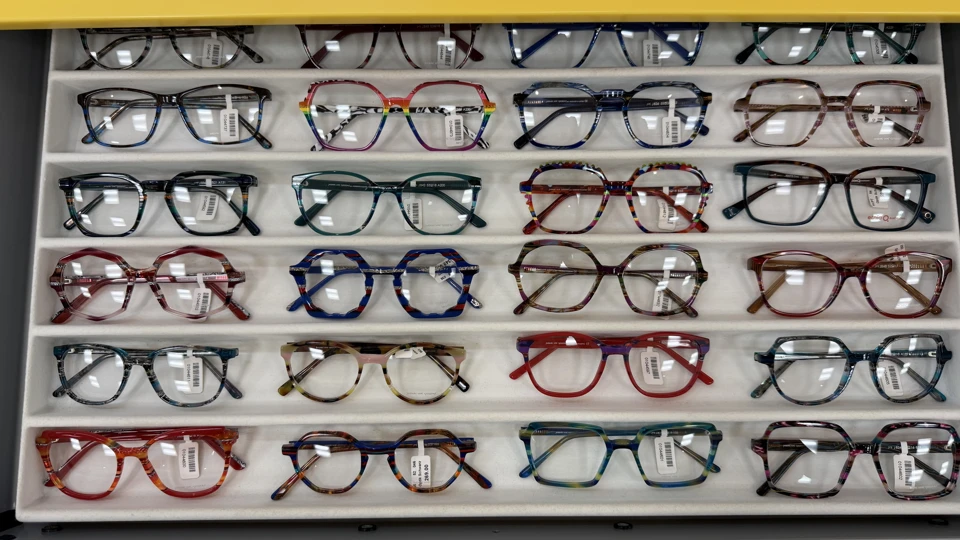 Farbige Brillenfassungen bei Optik Schwarz, darunter Johann von Goisern