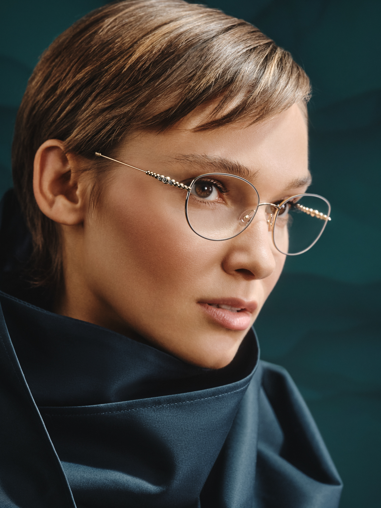 Flair: randlose Fassung mit dekorativen Bügeldetails am Model