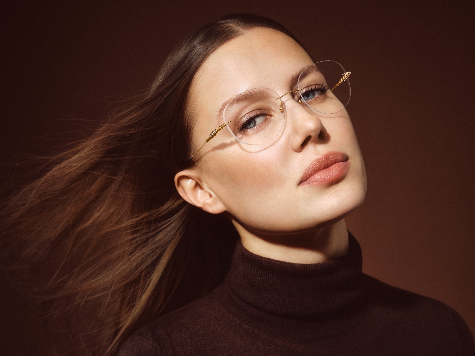 FLAIR Art Couture Modell 9137: randlose Schmuckfassung mit goldfarbenen Bügeldetails