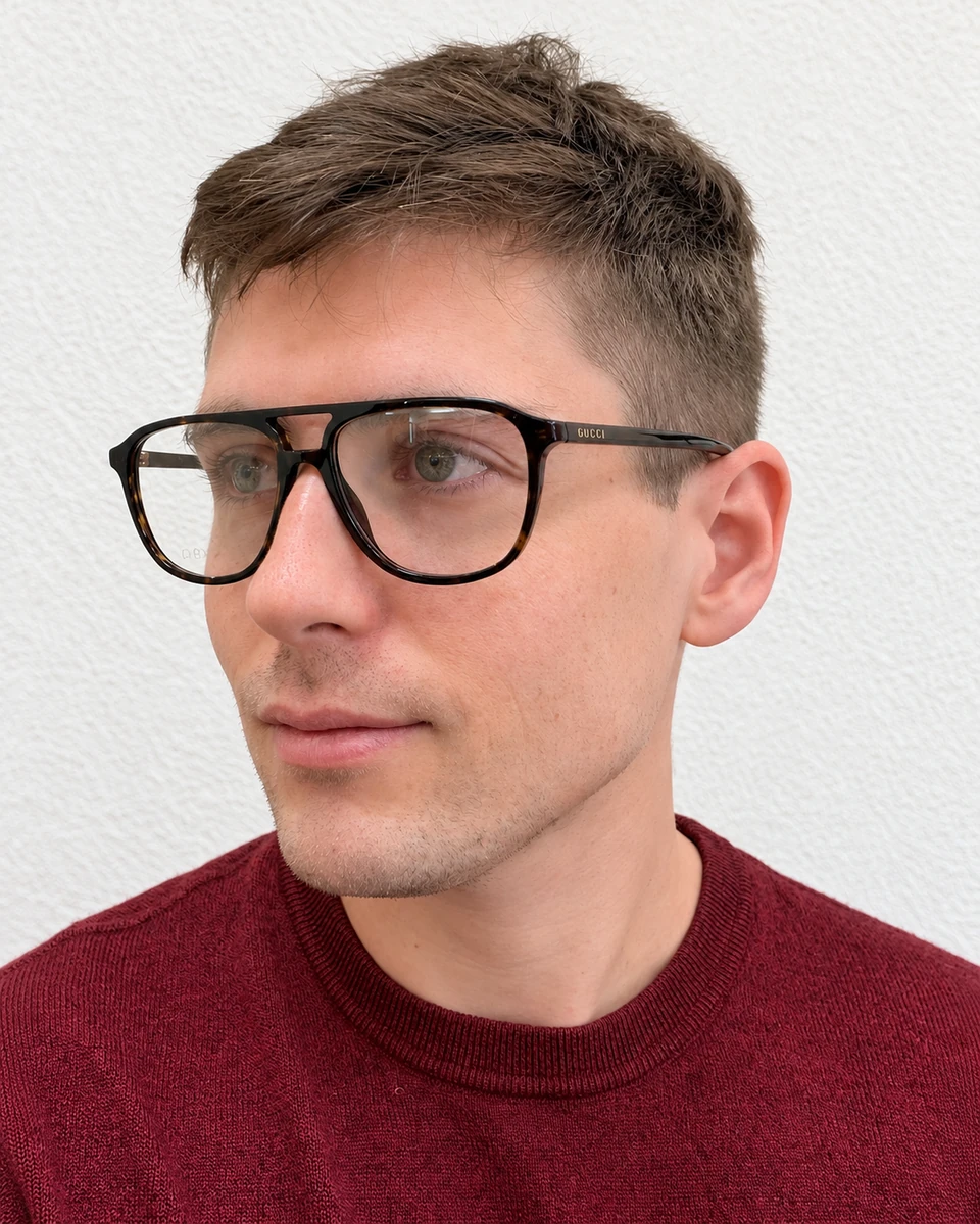Matthias Liebl bei der Anprobe einer markanten Gucci-Brillenfassung