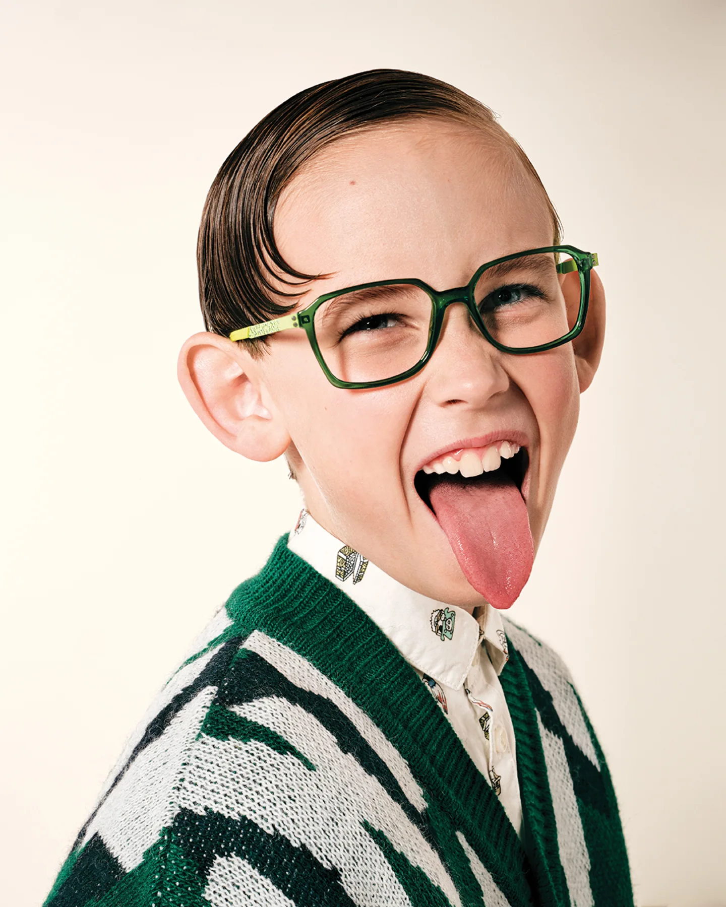 Kind mit einer grünen LOOKKINO-Brille