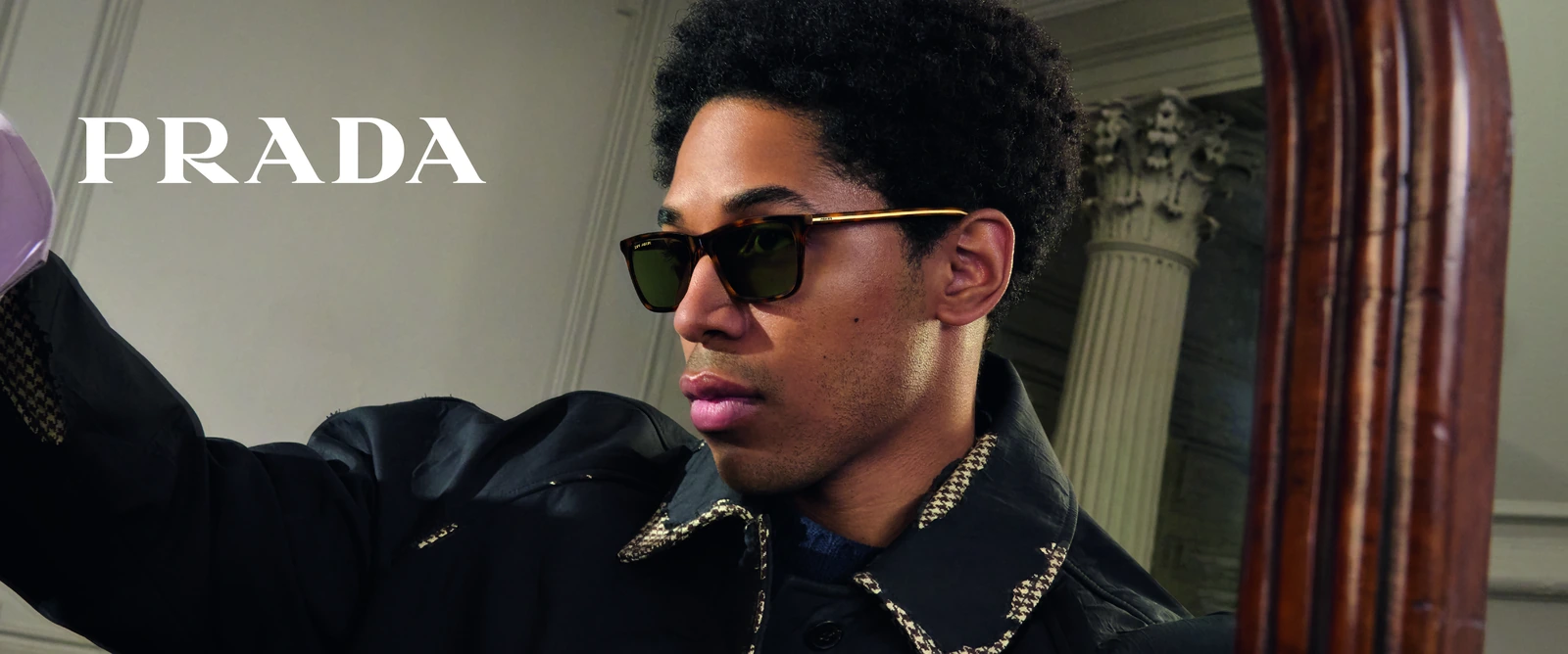 Prada-Sonnenbrille mit dunkler Front und goldfarbenen Bügeln