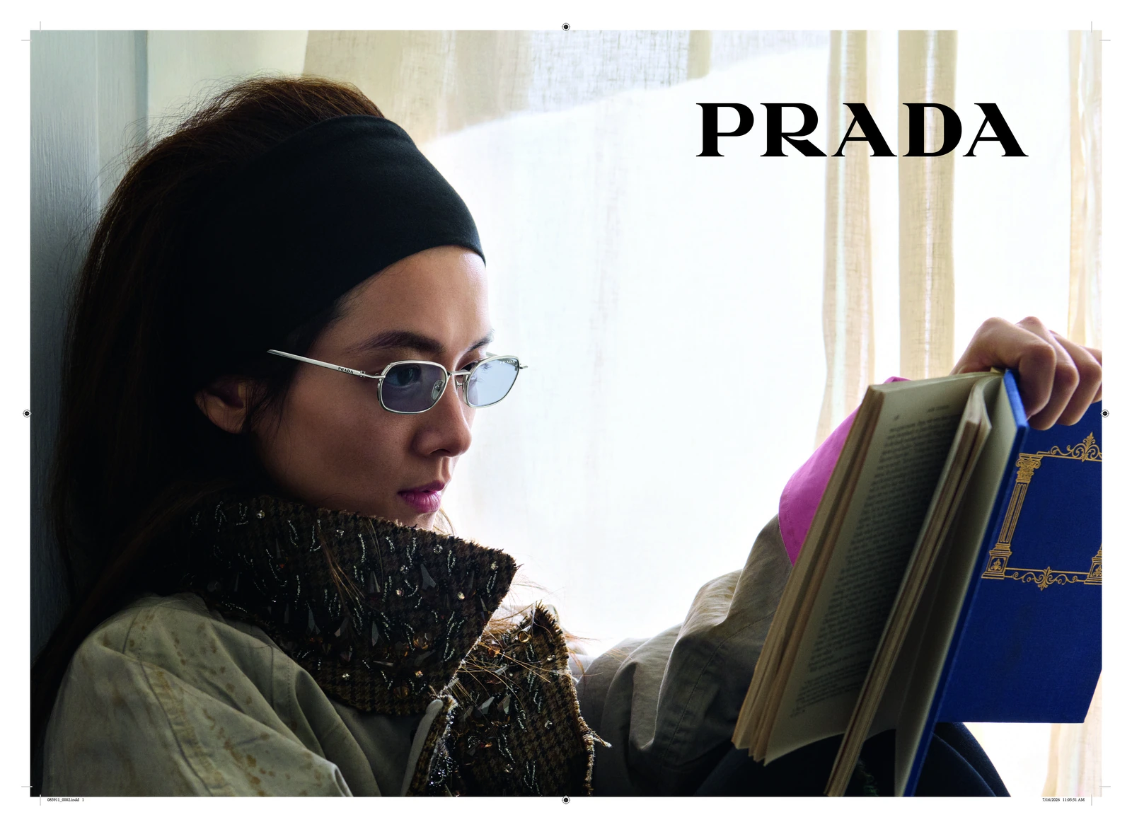 Prada-Sonnenbrille mit feiner Metallfassung an einem weiblichen Modell