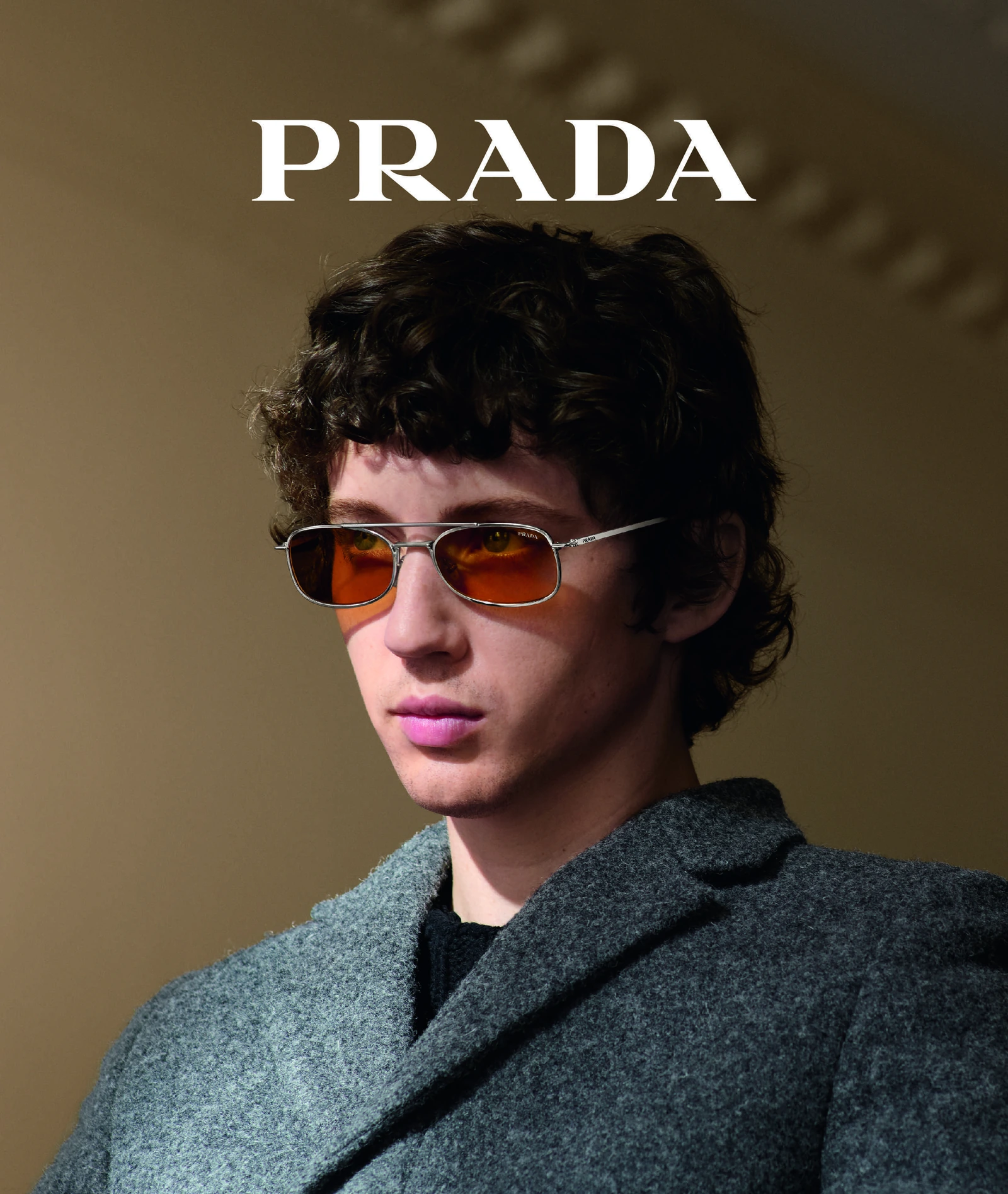 Prada-Sonnenbrille mit Metallfassung und warm getönten Gläsern