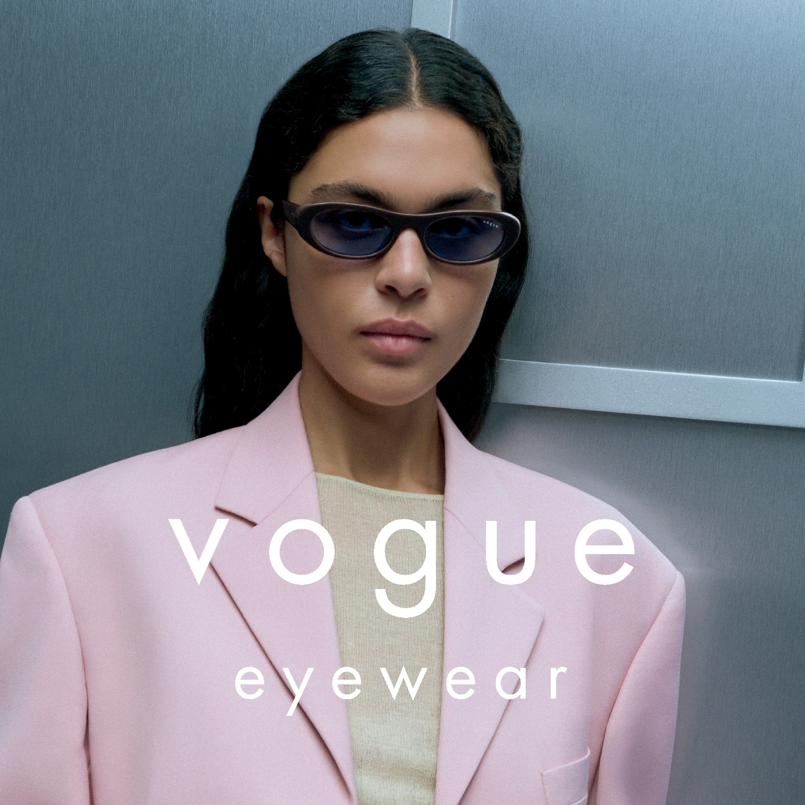 Vogue Eyewear: schmale Sonnenbrille mit dunklen Gläsern
