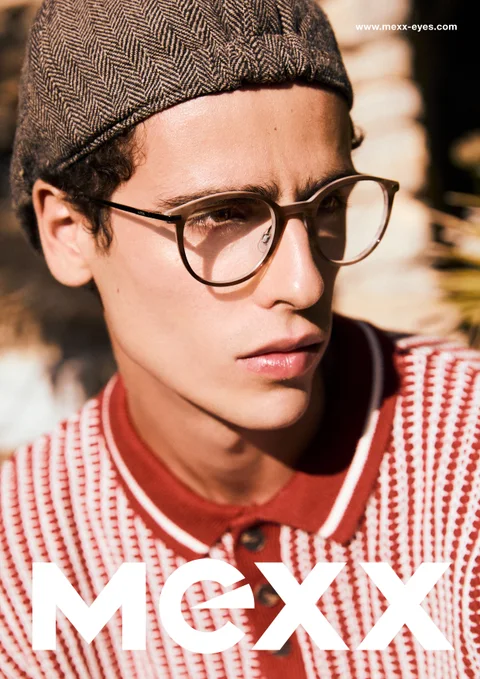 Model mit brauner MEXX-Fassung und markanter Oberlinie