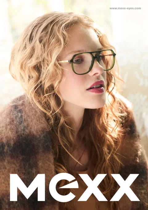 Model mit grüner MEXX-Fassung und Doppelsteg