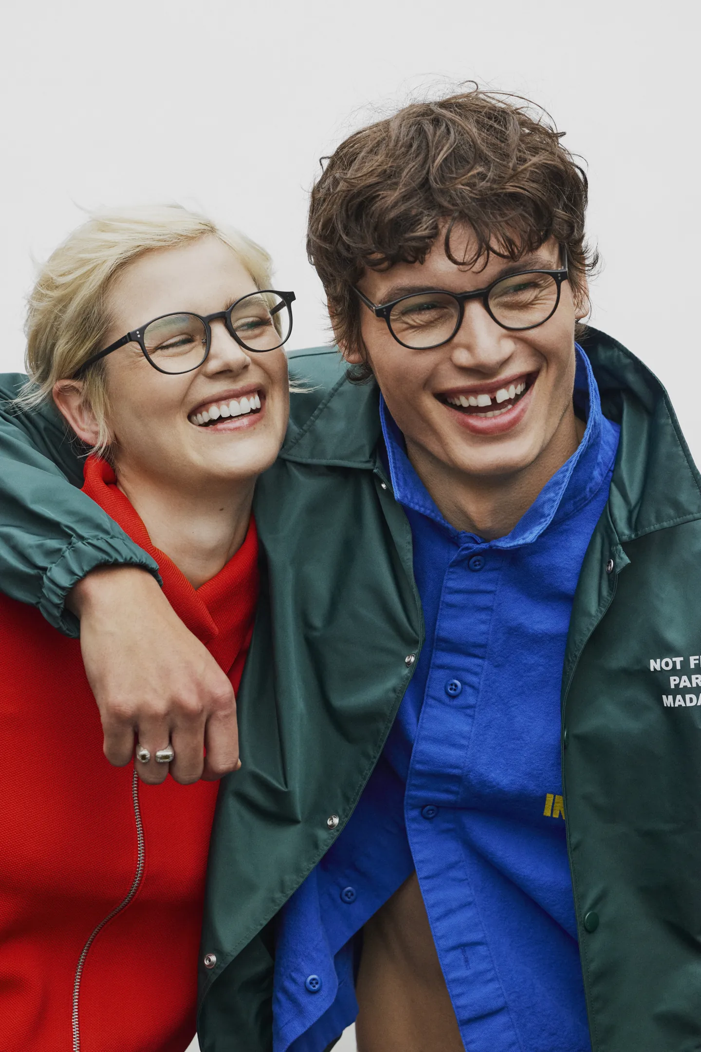 Zwei lachende Models mit dunklen Prodesign-Brillen