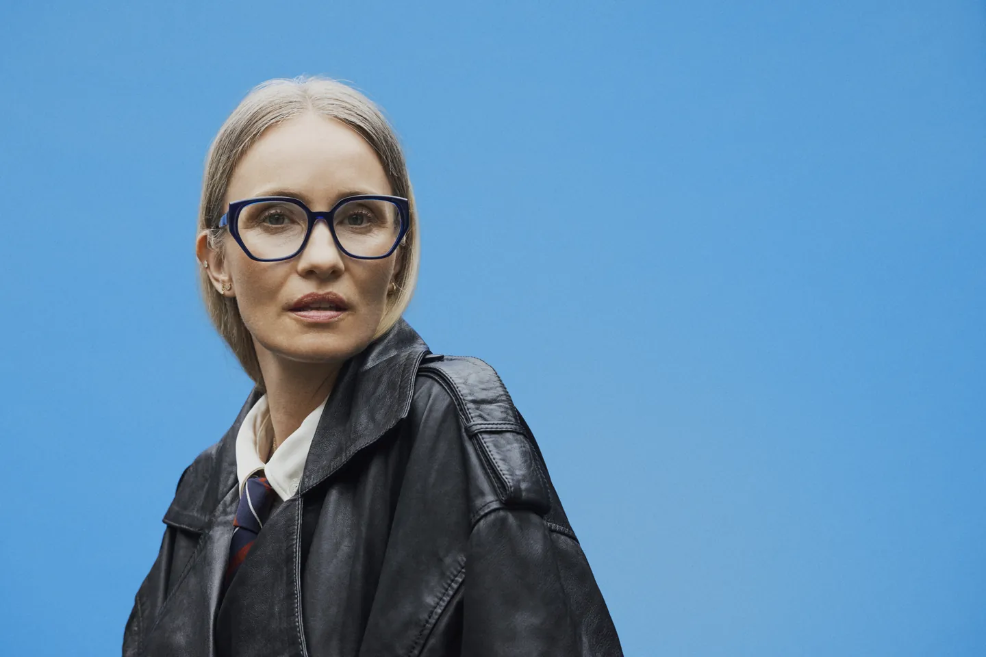 Model mit einer kräftigen blauen Prodesign AURORA-Fassung