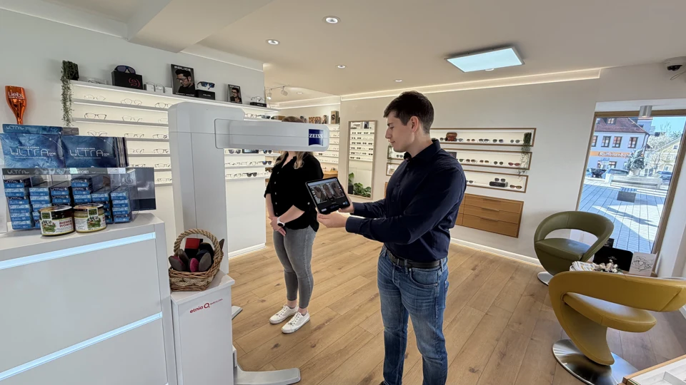 Persönliche digitale Brillenanpassung mit ZEISS VISUFIT 1000 bei Optik Liebl in Regenstauf