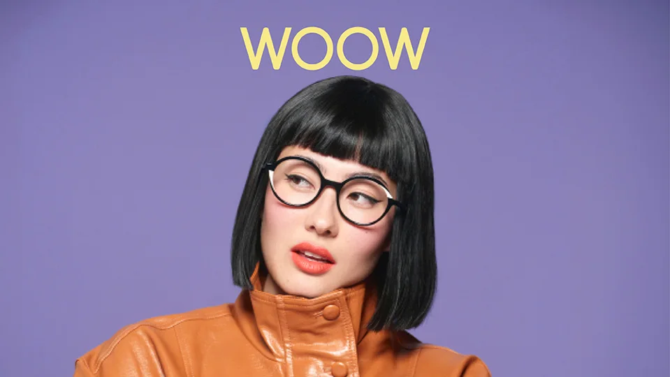 WOOW-Kampagne: schwarze runde Brille mit farbigen Details vor violettem Hintergrund