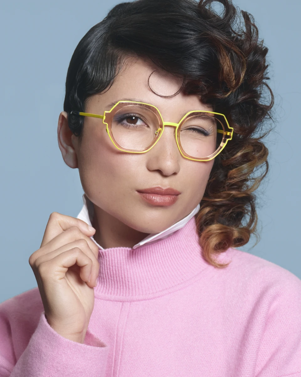 Model mit gelber WOOW-Fassung und rosa Pullover