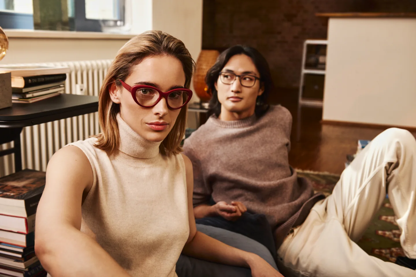 Zwei Models mit unterschiedlichen YOU MAWO-Brillen